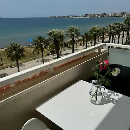 Seaside Oasis In アパート